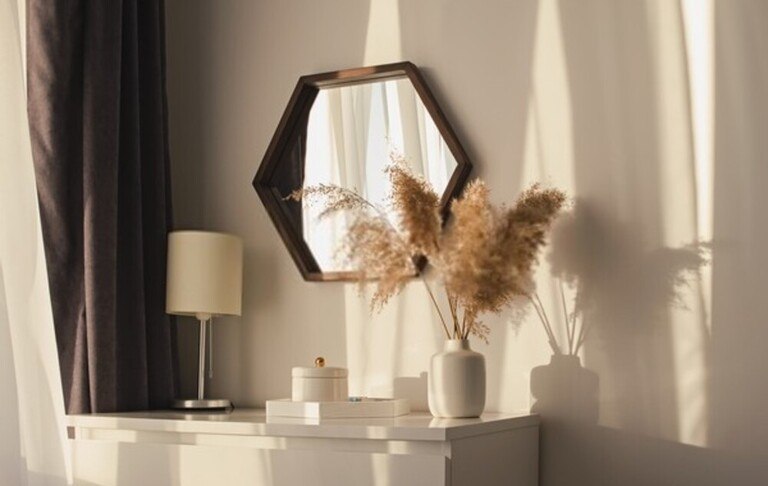 Using Mirrors To Decorate Bedroom