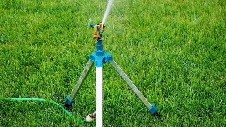 Top 6 Best Tripod Sprinklers [oct 2023] Reviews & Buying Guide